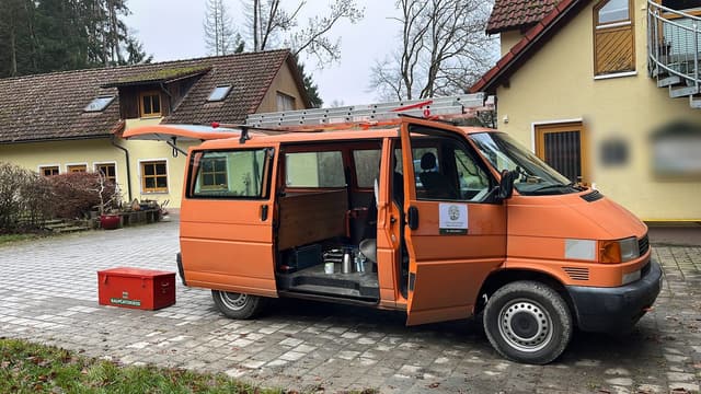 Transporter mit Dachleiter